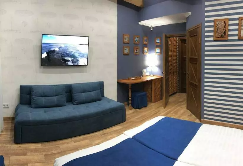 هاستل Lucky Ship Art