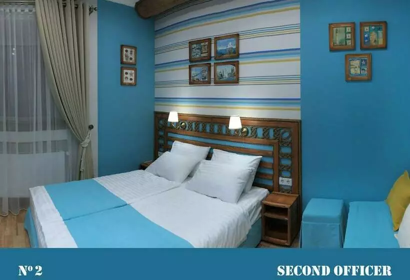 هاستل Lucky Ship Art