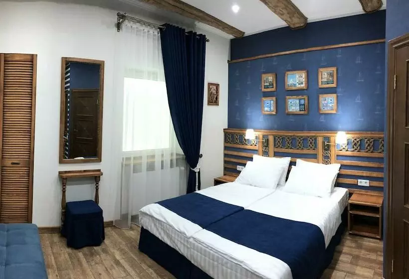 هاستل Lucky Ship Art