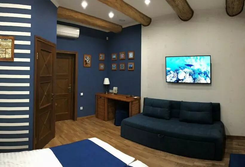 هاستل Lucky Ship Art