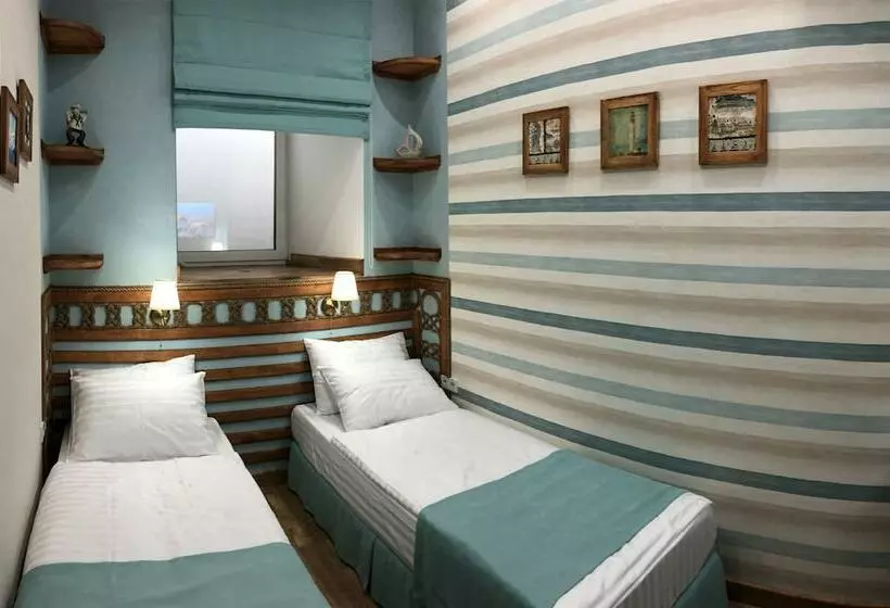 هاستل Lucky Ship Art