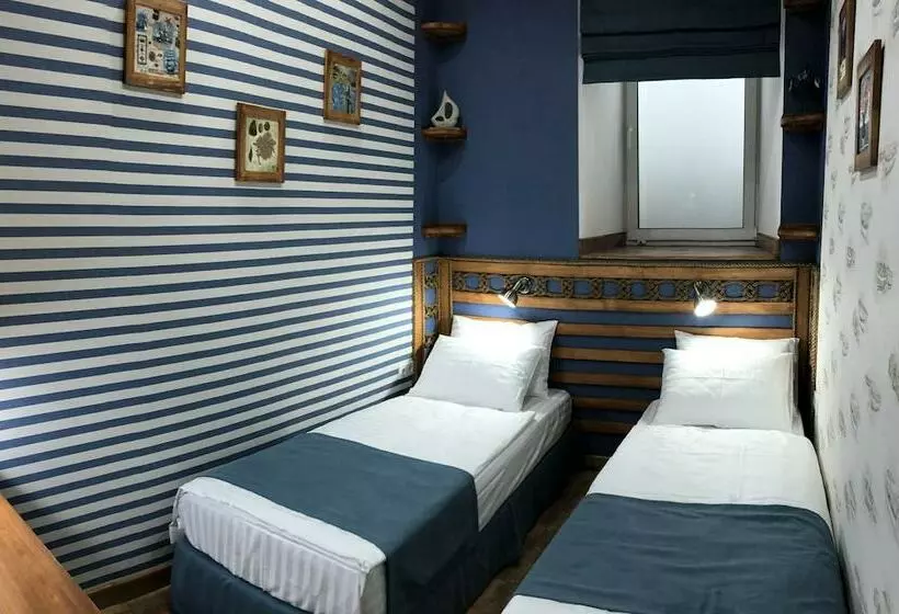 هاستل Lucky Ship Art