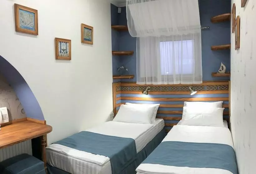 هاستل Lucky Ship Art