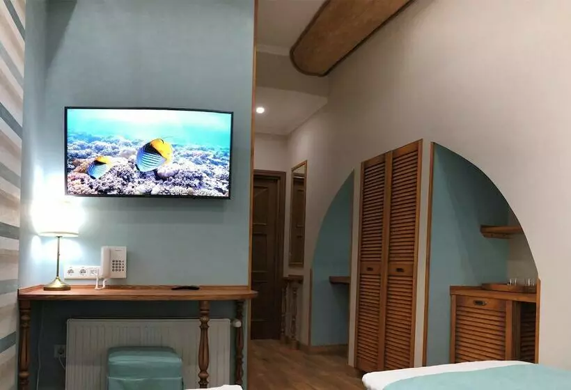 هاستل Lucky Ship Art