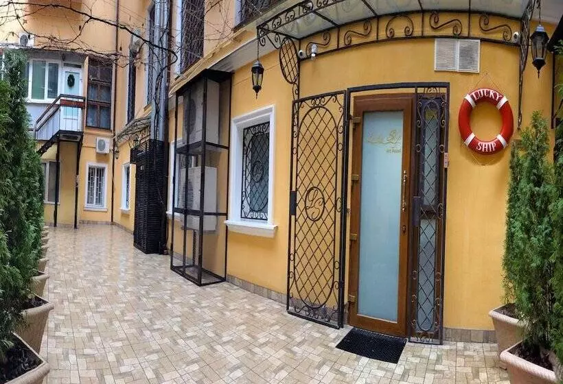 هاستل Lucky Ship Art