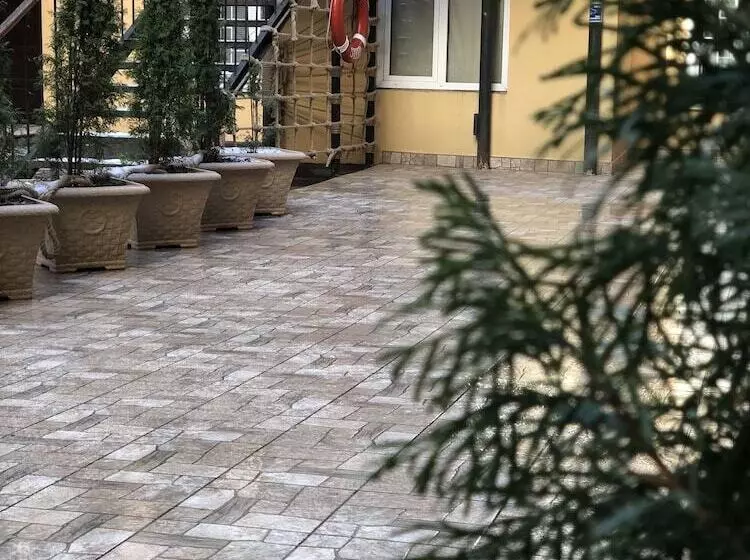 هاستل Lucky Ship Art