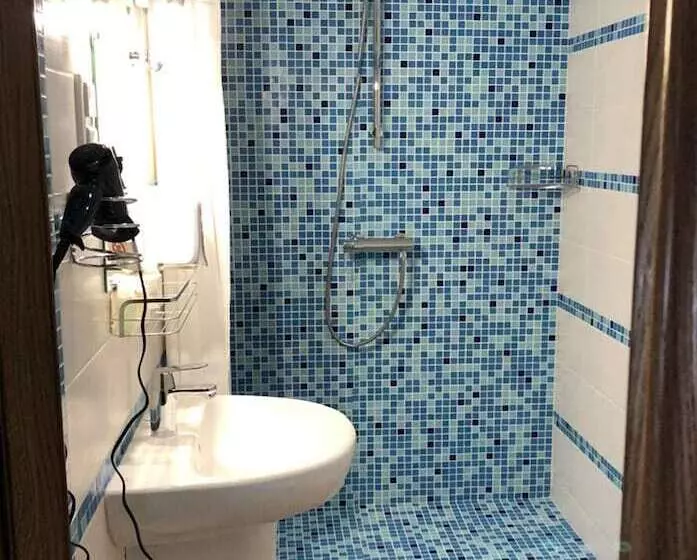 هاستل Lucky Ship Art