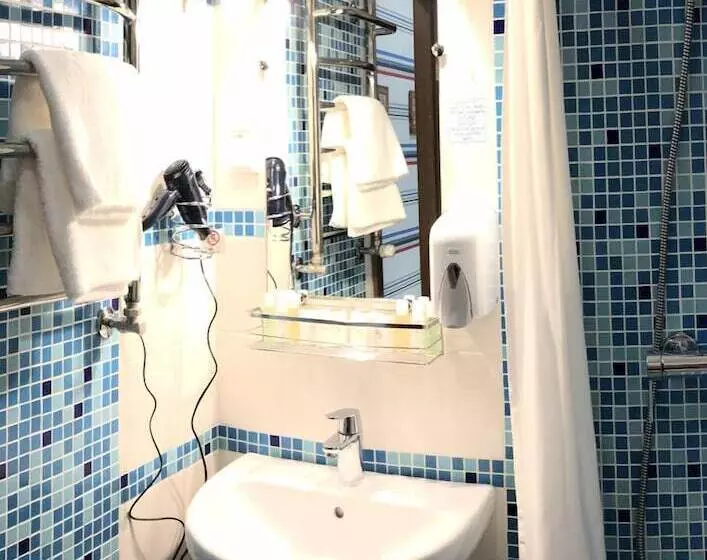 هاستل Lucky Ship Art