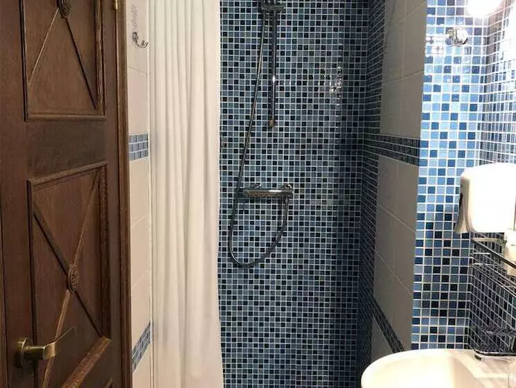 هاستل Lucky Ship Art