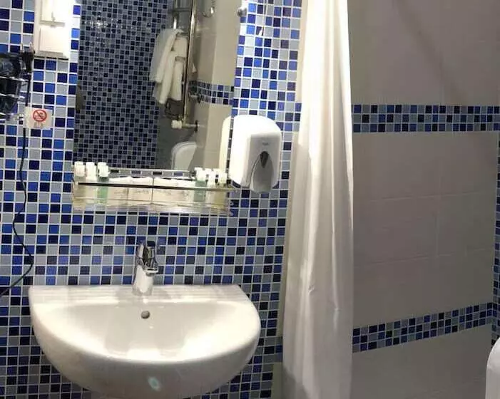 هاستل Lucky Ship Art