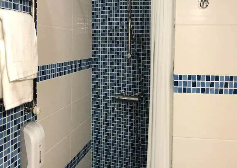 هاستل Lucky Ship Art