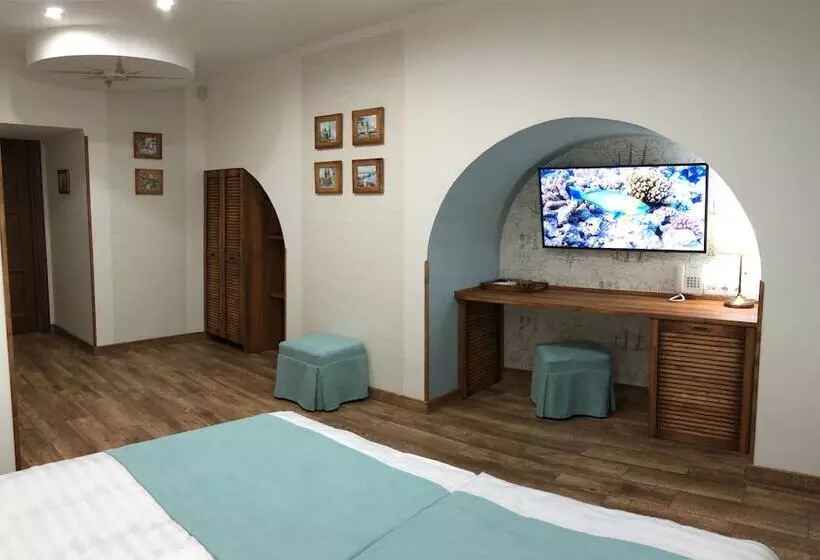 هاستل Lucky Ship Art