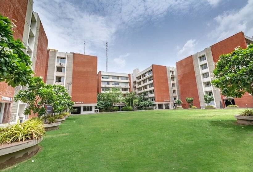 בית מלון כפרי Siara Styles Amba Suites, Gandhinagar