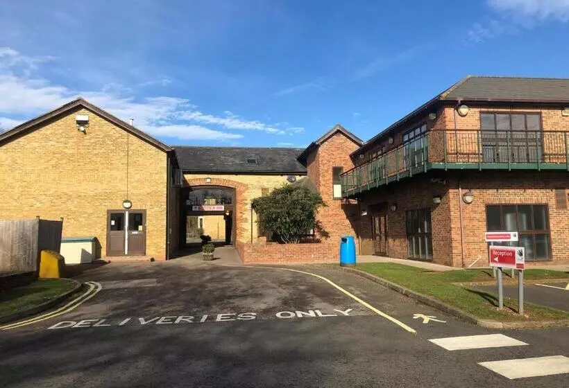 Hotelli National Badminton Centre Lodge & Health Club