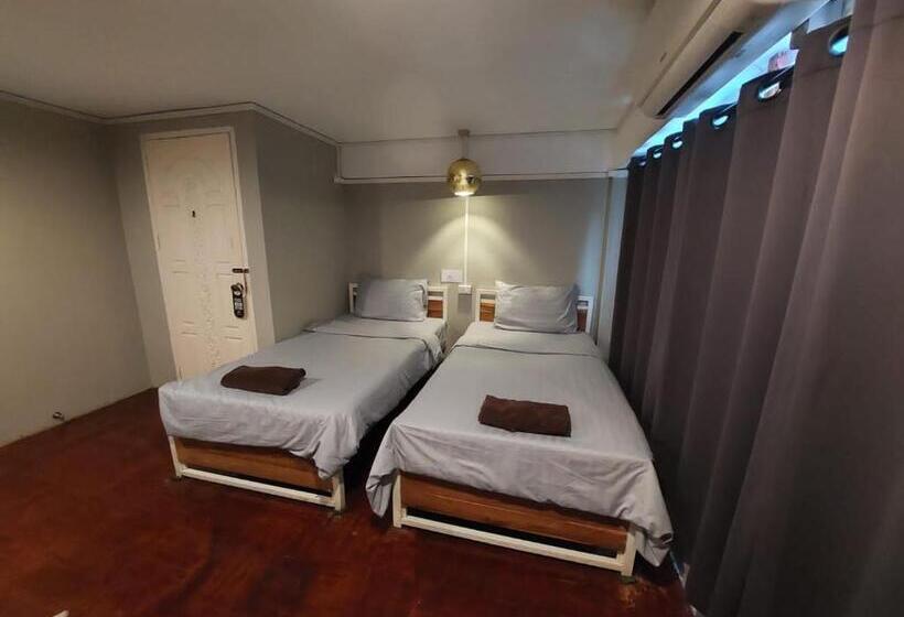 You Empire Hostel & Bar