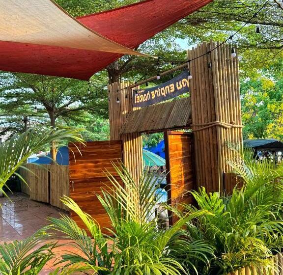 You Empire Hostel & Bar