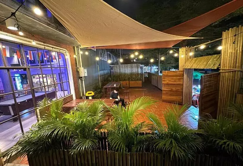 You Empire Hostel & Bar