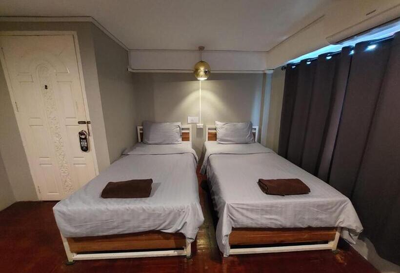 You Empire Hostel & Bar