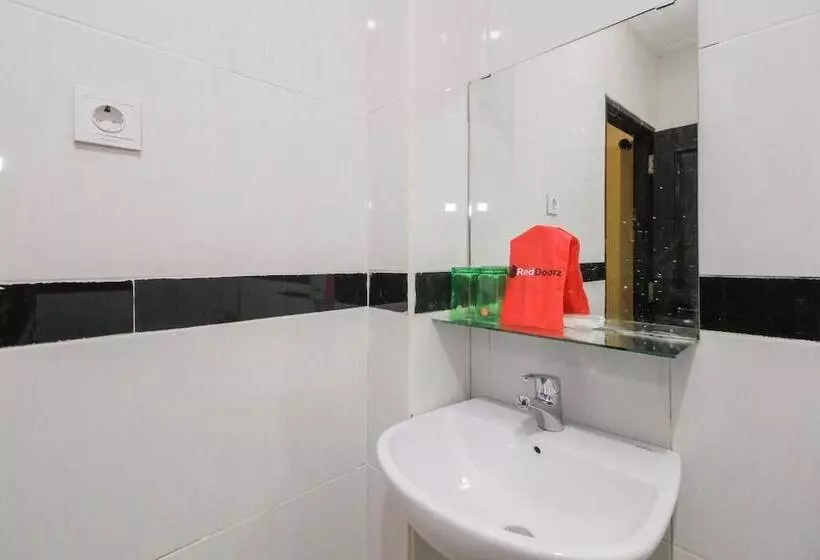 ペンション Reddoorz Near Taman Samarendah