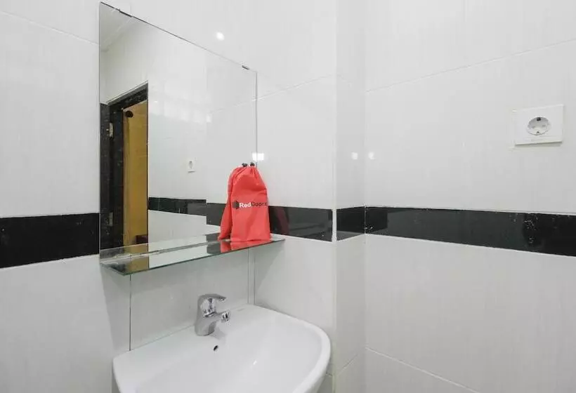 ペンション Reddoorz Near Taman Samarendah