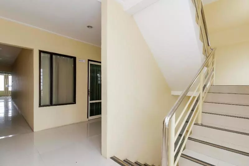 ペンション Reddoorz Near Taman Samarendah