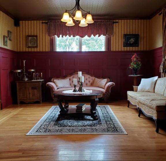 Bed & Breakfast The Home Place Inn