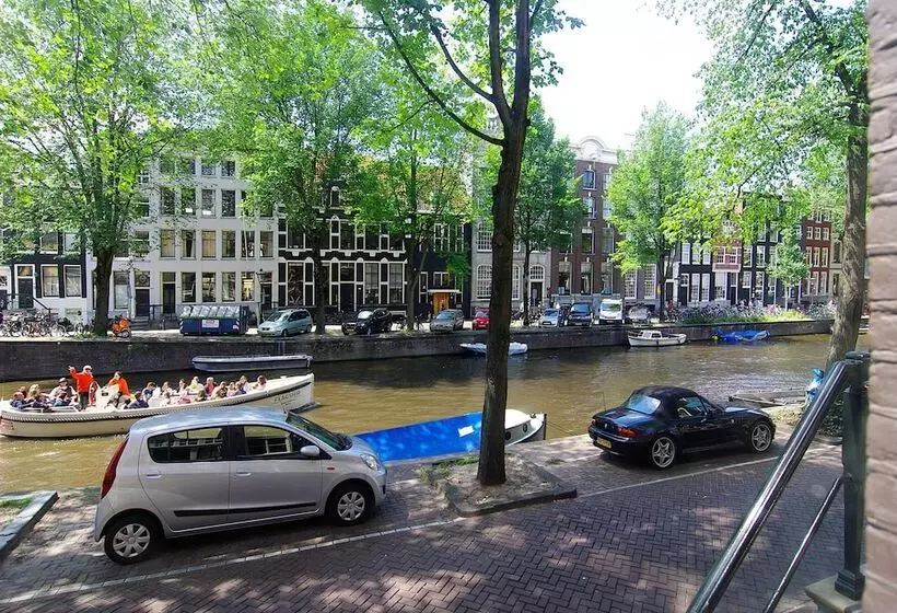 پانسیون 1637: Historic Canal View Suites