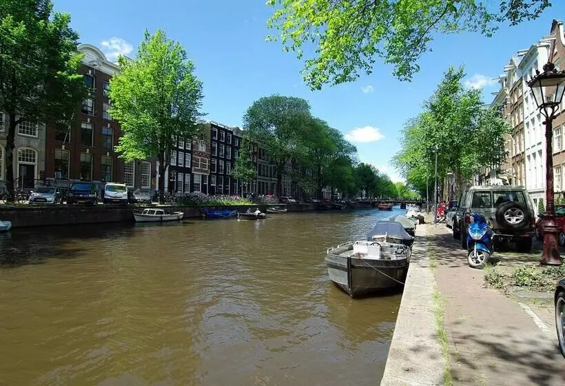 پانسیون 1637: Historic Canal View Suites