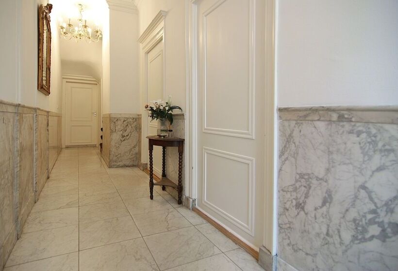 Пансион 1637: Historic Canal View Suites