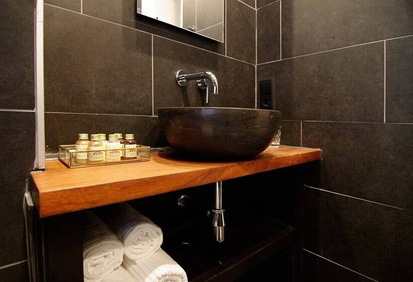 Пансион 1637: Historic Canal View Suites