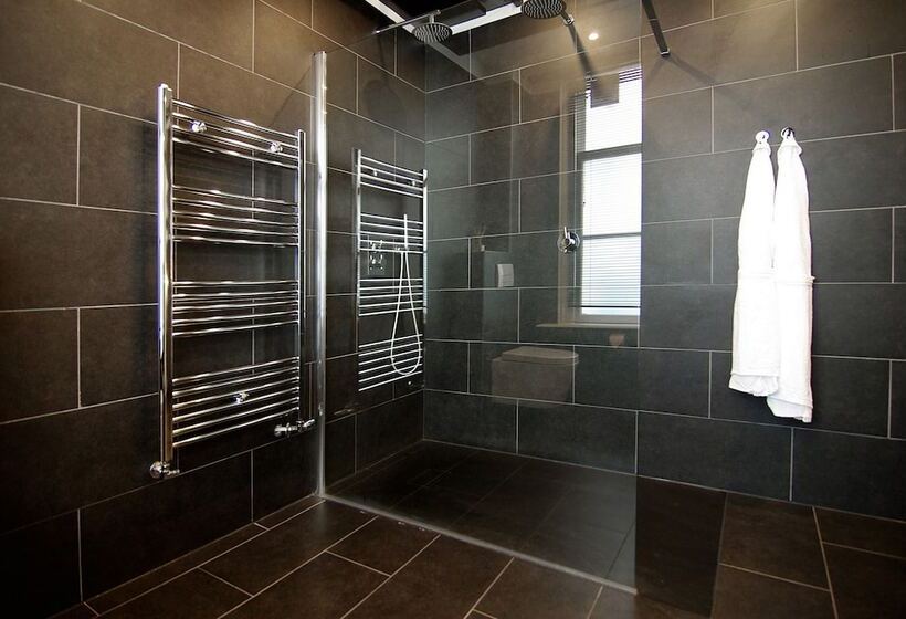 Пансион 1637: Historic Canal View Suites