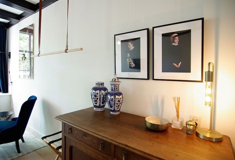 Пансион 1637: Historic Canal View Suites