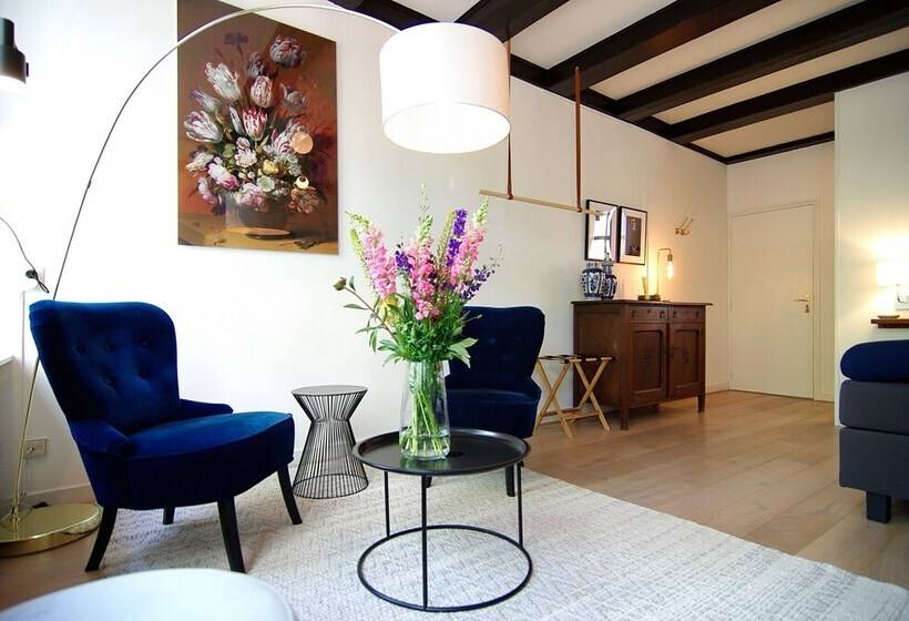 Пансион 1637: Historic Canal View Suites