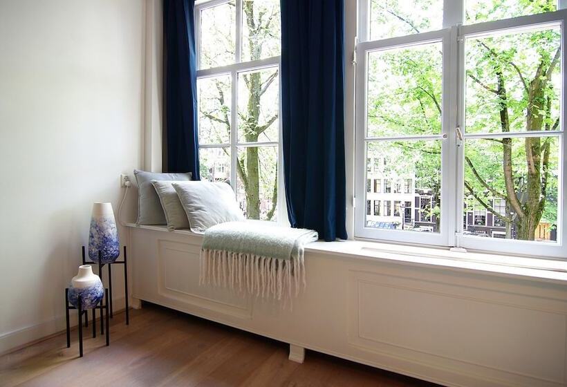 Пансион 1637: Historic Canal View Suites