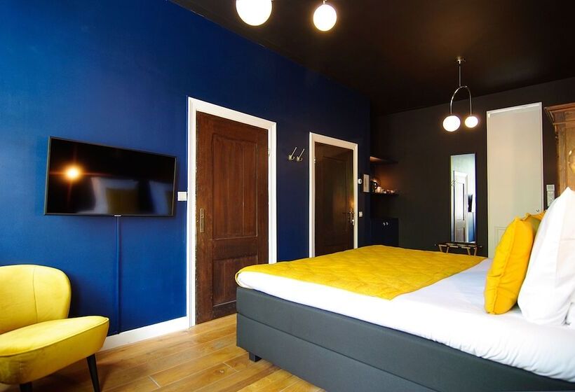 Пансион 1637: Historic Canal View Suites