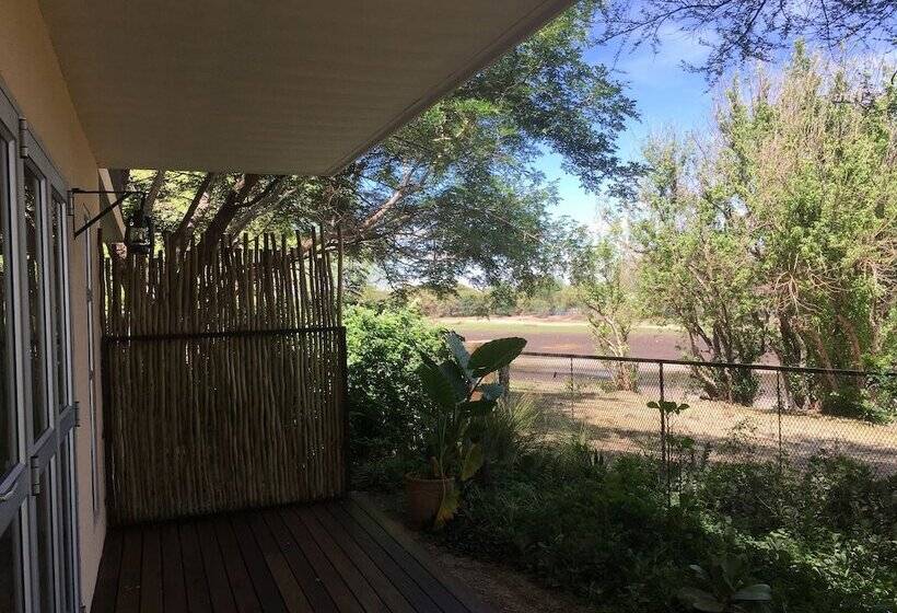 تختخواب و صبحانه The Waterfront, Maun