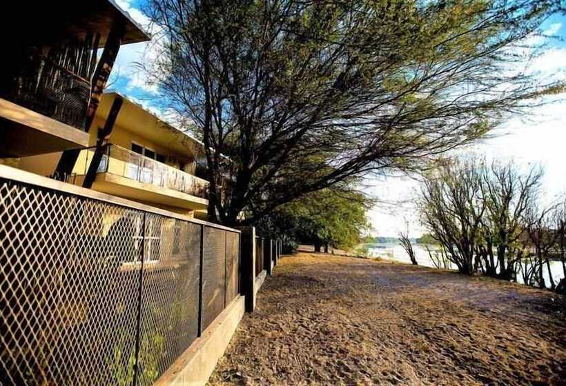 تختخواب و صبحانه The Waterfront, Maun