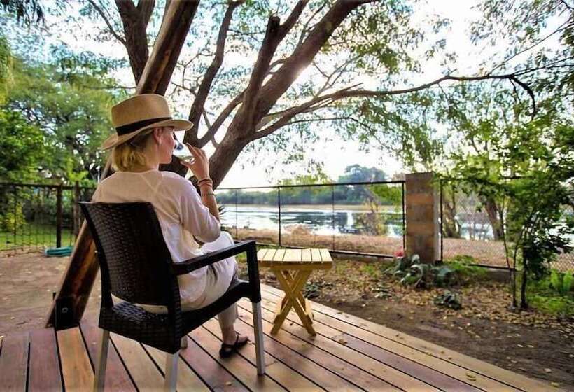 تختخواب و صبحانه The Waterfront, Maun