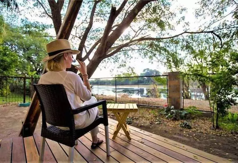 تختخواب و صبحانه The Waterfront, Maun