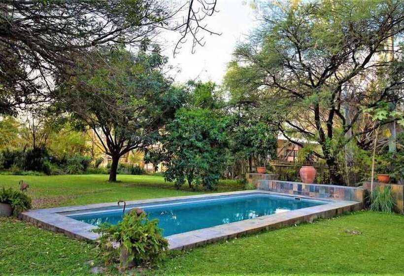 تختخواب و صبحانه The Waterfront, Maun