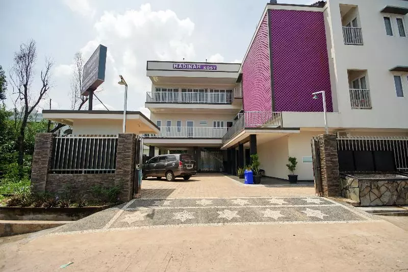 ホテル Oyo 270 Madinah Residence Syariah