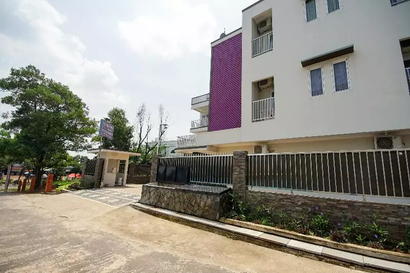 ホテル Oyo 270 Madinah Residence Syariah
