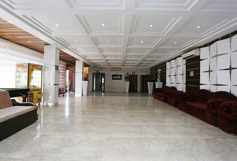 فندق Capital O 22733 Wood Castle