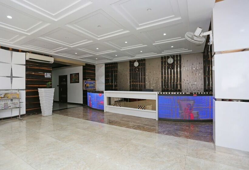 ホテル Capital O 22733 Wood Castle