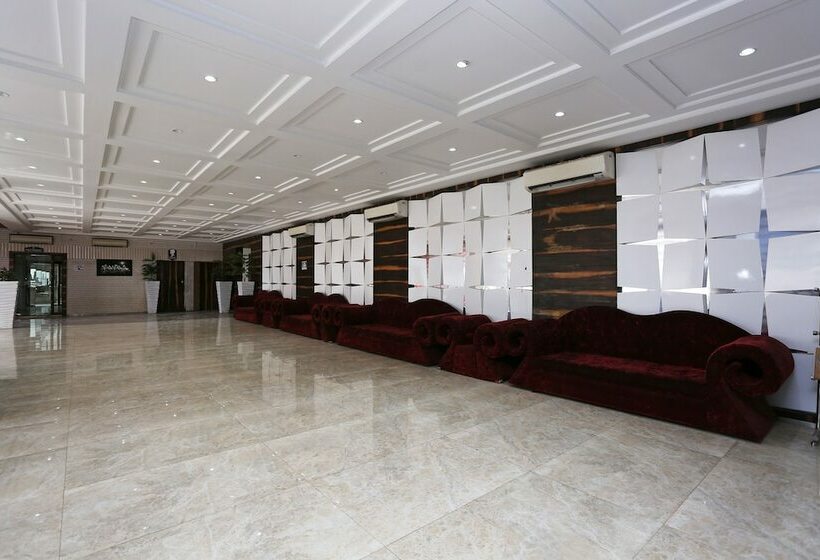 ホテル Capital O 22733 Wood Castle