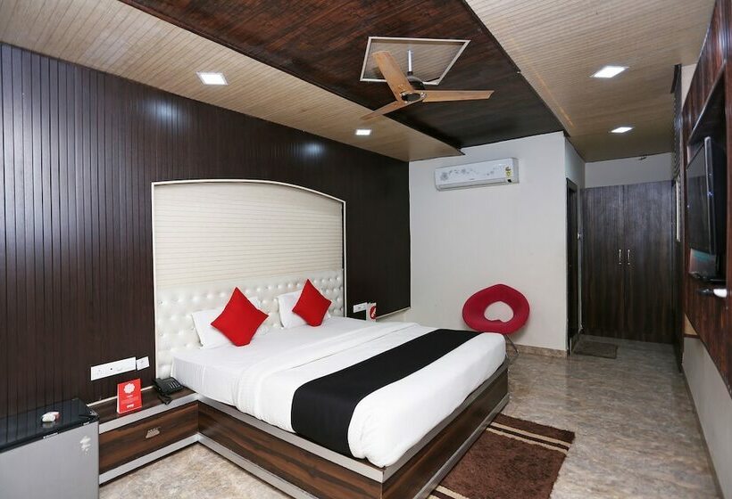 ホテル Capital O 22733 Wood Castle