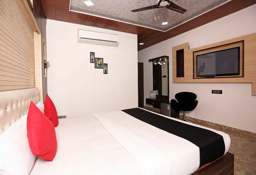 فندق Capital O 22733 Wood Castle