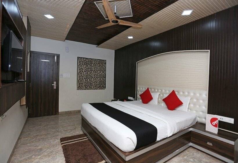 فندق Capital O 22733 Wood Castle