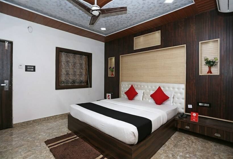 فندق Capital O 22733 Wood Castle