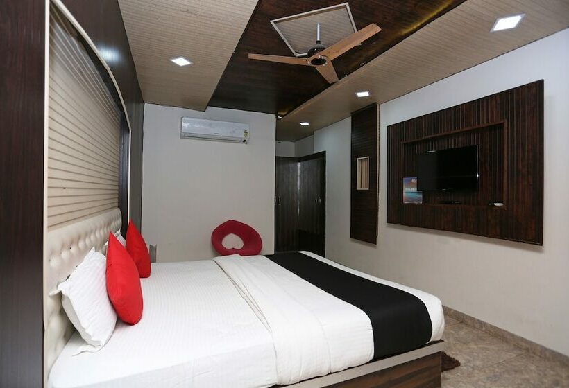 فندق Capital O 22733 Wood Castle